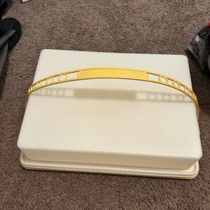 Vintage Tupperware Cake & Pastry Carrier - Harvest Gold w. Handle - Rectangular